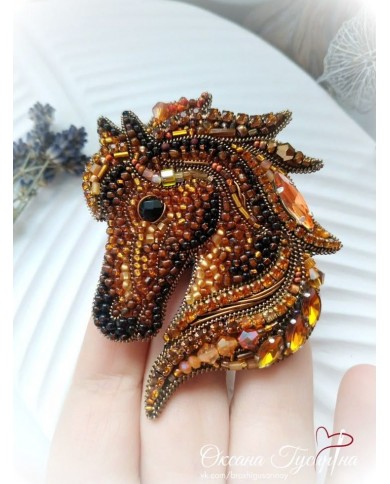 DIJE MAGNETICO DE CABALLO CON PIEDRAS TRICOLOR